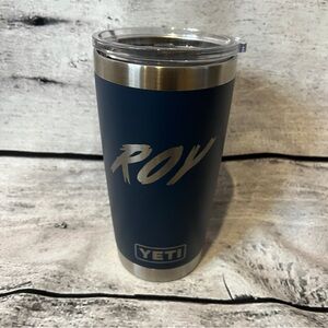 YETI Navy Blue 20 oz Tumbler Roy Built For the Wild Magslider